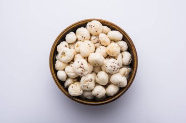 Nilüfer tohumu ya da tilki fındığı olarak da bilinen Makhana, Hindistan 'dan gelen popüler kuru atıştırmalıklardır. seçici odak