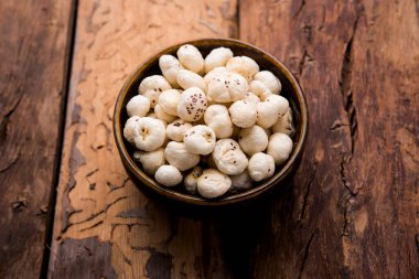 Nilüfer tohumu ya da tilki fındığı olarak da bilinen Makhana, Hindistan 'dan gelen popüler kuru atıştırmalıklardır. seçici odak