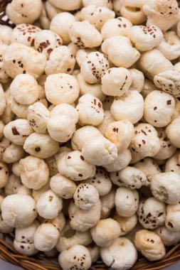 Nilüfer tohumu ya da tilki fındığı olarak da bilinen Makhana, Hindistan 'dan gelen popüler kuru atıştırmalıklardır. seçici odak