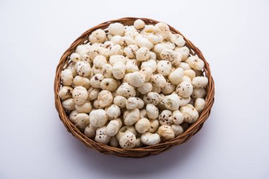 Nilüfer tohumu ya da tilki fındığı olarak da bilinen Makhana, Hindistan 'dan gelen popüler kuru atıştırmalıklardır. seçici odak