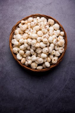 Nilüfer tohumu ya da tilki fındığı olarak da bilinen Makhana, Hindistan 'dan gelen popüler kuru atıştırmalıklardır. seçici odak