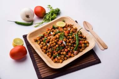 Kara Nohut Chaat ya da Kala Chana Chat tarifi Hindistan 'da popüler bir aperatif tarifidir. seçici odak