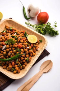 Kara Nohut Chaat ya da Kala Chana Chat tarifi Hindistan 'da popüler bir aperatif tarifidir. seçici odak