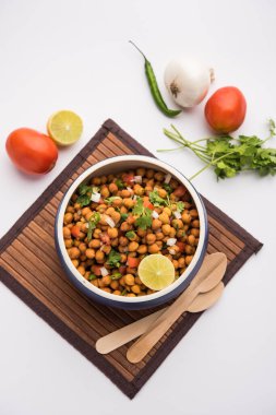 Kara Nohut Chaat ya da Kala Chana Chat tarifi Hindistan 'da popüler bir aperatif tarifidir. seçici odak