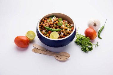 Kara Nohut Chaat ya da Kala Chana Chat tarifi Hindistan 'da popüler bir aperatif tarifidir. seçici odak