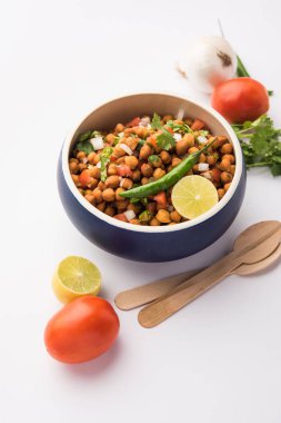 Kara Nohut Chaat ya da Kala Chana Chat tarifi Hindistan 'da popüler bir aperatif tarifidir. seçici odak