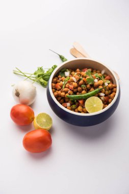 Kara Nohut Chaat ya da Kala Chana Chat tarifi Hindistan 'da popüler bir aperatif tarifidir. seçici odak