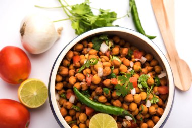 Kara Nohut Chaat ya da Kala Chana Chat tarifi Hindistan 'da popüler bir aperatif tarifidir. seçici odak