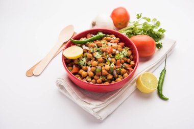 Kara Nohut Chaat ya da Kala Chana Chat tarifi Hindistan 'da popüler bir aperatif tarifidir. seçici odak