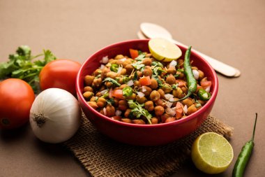 Kara Nohut Chaat ya da Kala Chana Chat tarifi Hindistan 'da popüler bir aperatif tarifidir. seçici odak