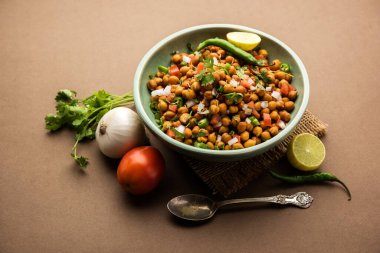 Kara Nohut Chaat ya da Kala Chana Chat tarifi Hindistan 'da popüler bir aperatif tarifidir. seçici odak
