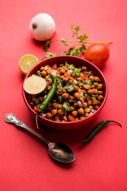 Kara Nohut Chaat ya da Kala Chana Chat tarifi Hindistan 'da popüler bir aperatif tarifidir. seçici odak