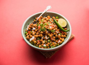 Kara Nohut Chaat ya da Kala Chana Chat tarifi Hindistan 'da popüler bir aperatif tarifidir. seçici odak