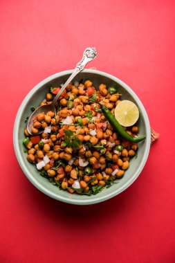 Kara Nohut Chaat ya da Kala Chana Chat tarifi Hindistan 'da popüler bir aperatif tarifidir. seçici odak