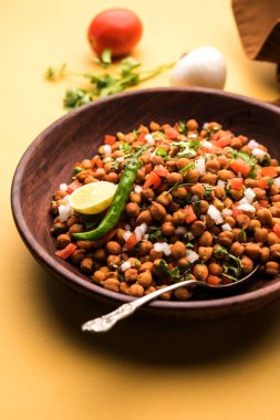 Kara Nohut Chaat ya da Kala Chana Chat tarifi Hindistan 'da popüler bir aperatif tarifidir. seçici odak