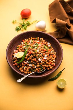 Kara Nohut Chaat ya da Kala Chana Chat tarifi Hindistan 'da popüler bir aperatif tarifidir. seçici odak