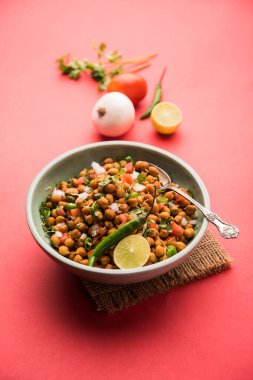 Kara Nohut Chaat ya da Kala Chana Chat tarifi Hindistan 'da popüler bir aperatif tarifidir. seçici odak