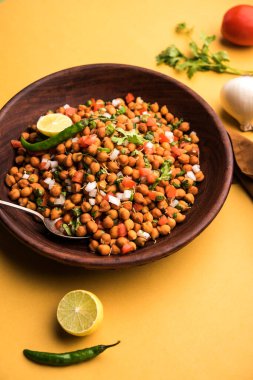 Kara Nohut Chaat ya da Kala Chana Chat tarifi Hindistan 'da popüler bir aperatif tarifidir. seçici odak