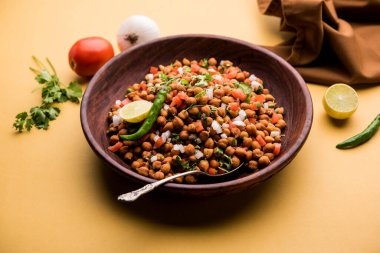 Kara Nohut Chaat ya da Kala Chana Chat tarifi Hindistan 'da popüler bir aperatif tarifidir. seçici odak
