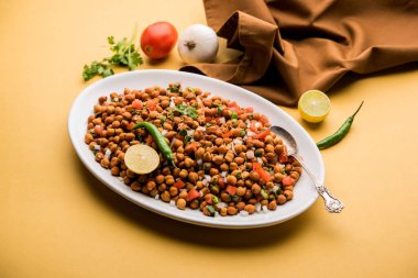 Kara Nohut Chaat ya da Kala Chana Chat tarifi Hindistan 'da popüler bir aperatif tarifidir. seçici odak