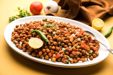 Kara Nohut Chaat ya da Kala Chana Chat tarifi Hindistan 'da popüler bir aperatif tarifidir. seçici odak