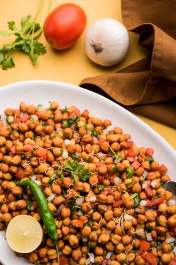 Kara Nohut Chaat ya da Kala Chana Chat tarifi Hindistan 'da popüler bir aperatif tarifidir. seçici odak