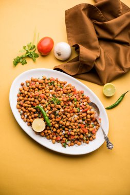 Kara Nohut Chaat ya da Kala Chana Chat tarifi Hindistan 'da popüler bir aperatif tarifidir. seçici odak