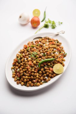 Kara Nohut Chaat ya da Kala Chana Chat tarifi Hindistan 'da popüler bir aperatif tarifidir. seçici odak