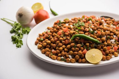 Kara Nohut Chaat ya da Kala Chana Chat tarifi Hindistan 'da popüler bir aperatif tarifidir. seçici odak
