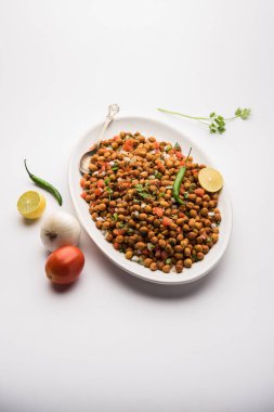 Kara Nohut Chaat ya da Kala Chana Chat tarifi Hindistan 'da popüler bir aperatif tarifidir. seçici odak