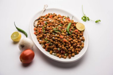 Kara Nohut Chaat ya da Kala Chana Chat tarifi Hindistan 'da popüler bir aperatif tarifidir. seçici odak