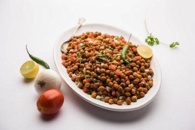 Kara Nohut Chaat ya da Kala Chana Chat tarifi Hindistan 'da popüler bir aperatif tarifidir. seçici odak