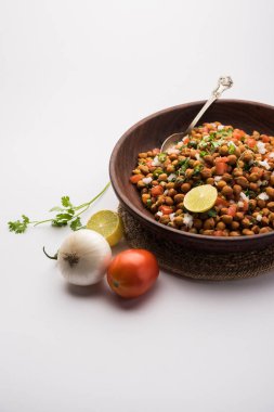 Kara Nohut Chaat ya da Kala Chana Chat tarifi Hindistan 'da popüler bir aperatif tarifidir. seçici odak