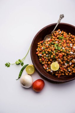 Kara Nohut Chaat ya da Kala Chana Chat tarifi Hindistan 'da popüler bir aperatif tarifidir. seçici odak