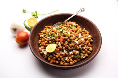 Kara Nohut Chaat ya da Kala Chana Chat tarifi Hindistan 'da popüler bir aperatif tarifidir. seçici odak