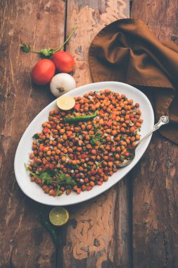 Kara Nohut Chaat ya da Kala Chana Chat tarifi Hindistan 'da popüler bir aperatif tarifidir. seçici odak