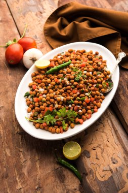Kara Nohut Chaat ya da Kala Chana Chat tarifi Hindistan 'da popüler bir aperatif tarifidir. seçici odak