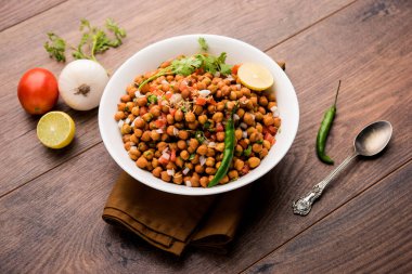 Kara Nohut Chaat ya da Kala Chana Chat tarifi Hindistan 'da popüler bir aperatif tarifidir. seçici odak