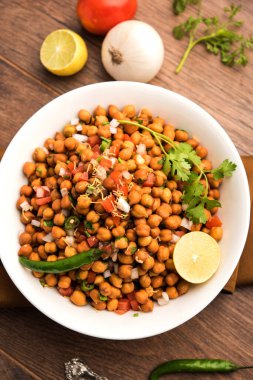 Kara Nohut Chaat ya da Kala Chana Chat tarifi Hindistan 'da popüler bir aperatif tarifidir. seçici odak
