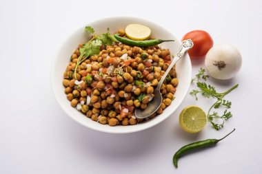 Kara Nohut Chaat ya da Kala Chana Chat tarifi Hindistan 'da popüler bir aperatif tarifidir. seçici odak