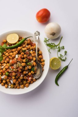 Kara Nohut Chaat ya da Kala Chana Chat tarifi Hindistan 'da popüler bir aperatif tarifidir. seçici odak