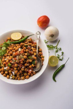 Kara Nohut Chaat ya da Kala Chana Chat tarifi Hindistan 'da popüler bir aperatif tarifidir. seçici odak