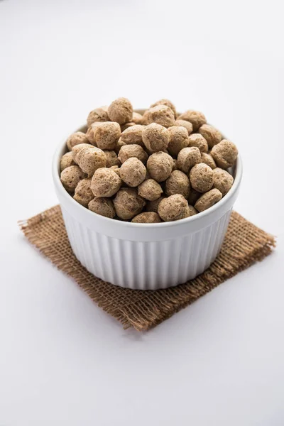 Chunks Soja Crua Carne Soja Para Veganos Isolados Fundo Colorido — Fotografia de Stock