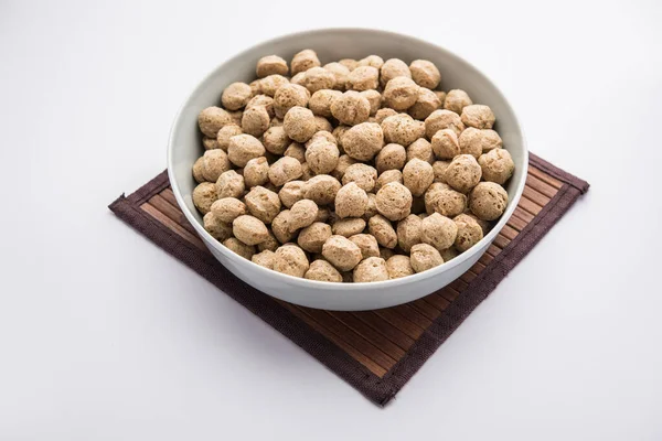 Chunks Soja Crua Carne Soja Para Veganos Isolados Fundo Colorido — Fotografia de Stock