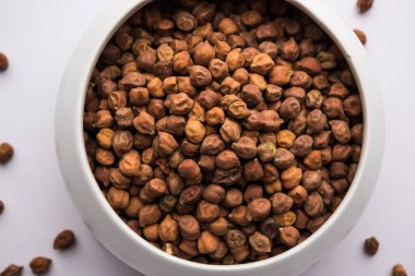 Siyah Bezelye ya da Kala Chana bir kasede, seçici bir odak