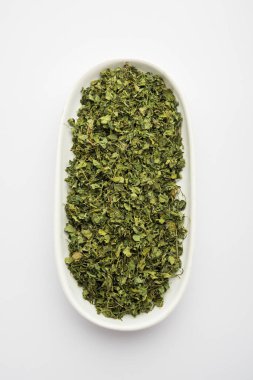 Kasoori Methi, Kasuri Methi veya Kurutulmuş Fenugreek Yaprakları olarak da bilinir.