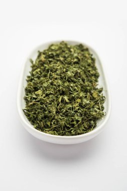 Kasoori Methi, Kasuri Methi veya Kurutulmuş Fenugreek Yaprakları olarak da bilinir.