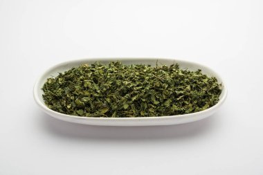 Kasoori Methi, Kasuri Methi veya Kurutulmuş Fenugreek Yaprakları olarak da bilinir.