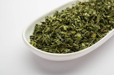 Kasoori Methi, Kasuri Methi veya Kurutulmuş Fenugreek Yaprakları olarak da bilinir.