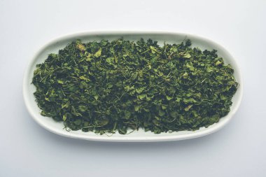 Kasoori Methi, Kasuri Methi veya Kurutulmuş Fenugreek Yaprakları olarak da bilinir.